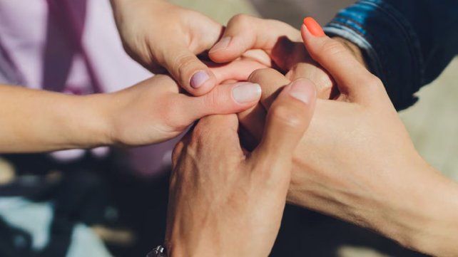 ¿Tres personas pueden formar una unión convivencial?