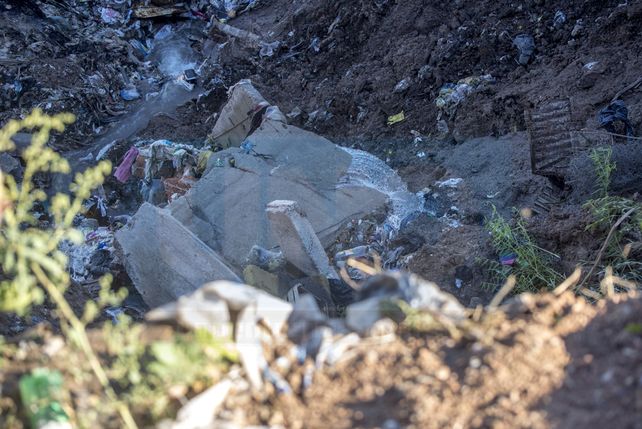 En calle Don Segundo Sombra al final, once familias viven con riesgo de caer al vacío