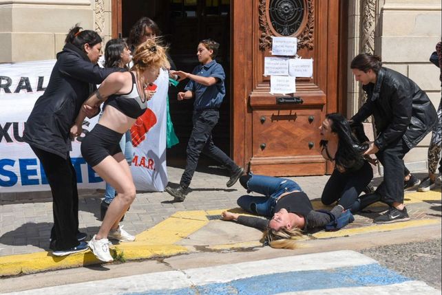 Intervenciòn de las trabajadoras sexuales en la puerta del Concejo donde exigieron protección ante la violencia patriarcal y policial.