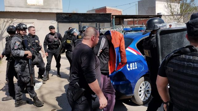 La pareja de la mujer policía es ingresado a un patrullero. El fiscal Gastón Avila ordenó la detención de la pareja
