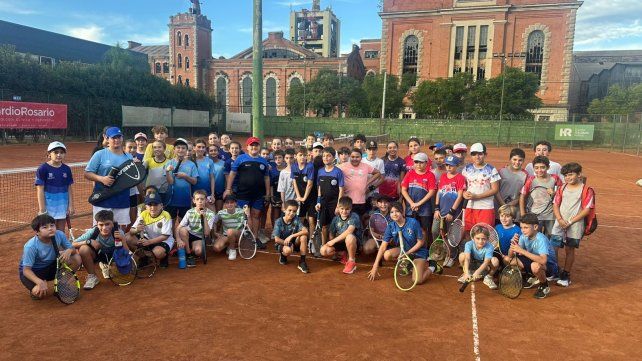 Cada vez son más los chicos que participan de los encuentros de minitenis en Rosario.