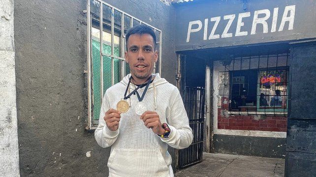 &nbsp;De fondo la rotisería familiar que sostuvo el arranque en su carrera y formarlo en sus valores. Hoy Julián Molina ya vive del atletismo.&nbsp;