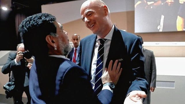 Infantino homenajeará a Maradona con autoridades de Napoli