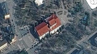 Adelante y atrás en el suelo del teatro en Mariupol, donde se refugiaban civiles habían escrito en ruso ¡Niños!