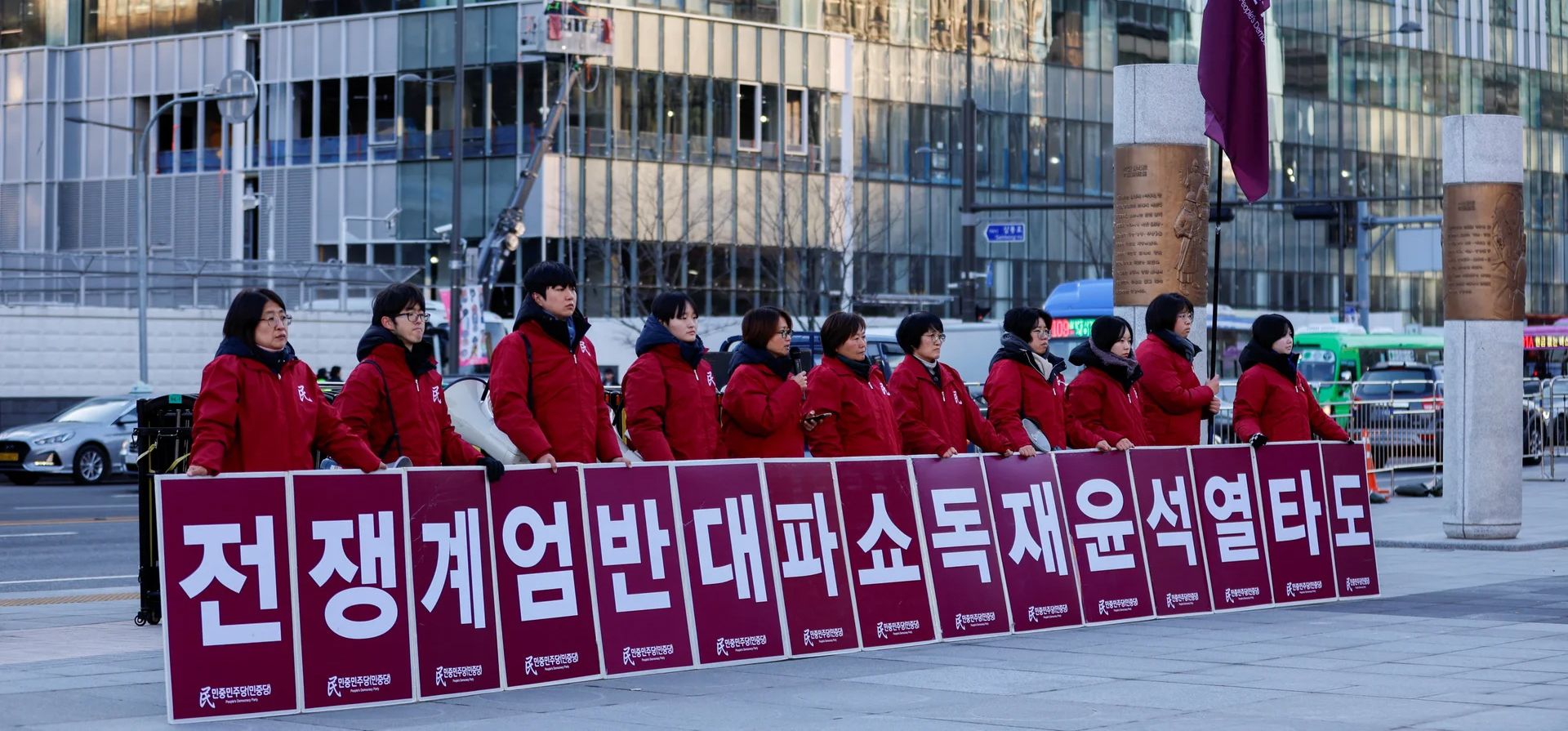 La gente se reúne para exigir la renuncia del presidente de Corea del Sur, Yoon Suk Yeol. Fotografía: Soo-hyeon Kim/Reuters La gente se reúne para exigir la renuncia del presidente de Corea del Sur, Yoon Suk Yeol. Fotografía: Soo-hyeon Kim/Reuters