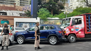 Fuerte choque múltiple en San Martín y Belgrano. Un camión se quedó sin freno e impactó a varios vehículos.&nbsp;
