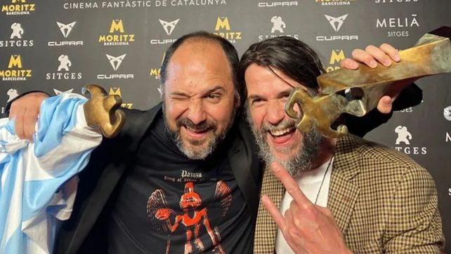 El director Demián Rugna y el actor Ezequiel Rodríguez celebran el triunfo de Cuando acecha la maldad en Sitges.