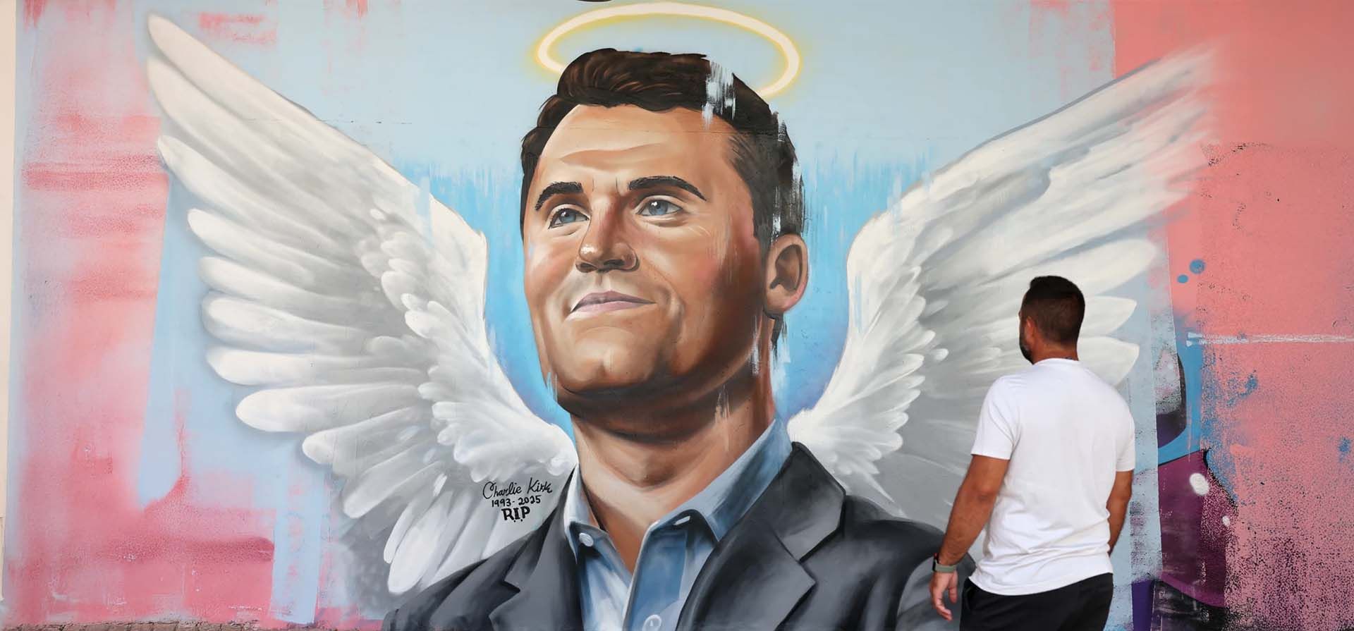 Un mural en honor al activista político conservador estadounidense Charlie Kirk, después de que fuera asesinado a tiros mientras hablaba en la Universidad del Valle de Utah el 10 de septiembre, Ashdod, Israel. Fotografía: Abir Sultan/EPA Un mural en honor al activista político conservador estadounidense Charlie Kirk, después de que fuera asesinado a tiros mientras hablaba en la Universidad del Valle de Utah el 10 de septiembre, Ashdod, Israel. Fotografía: Abir Sultan/EPA