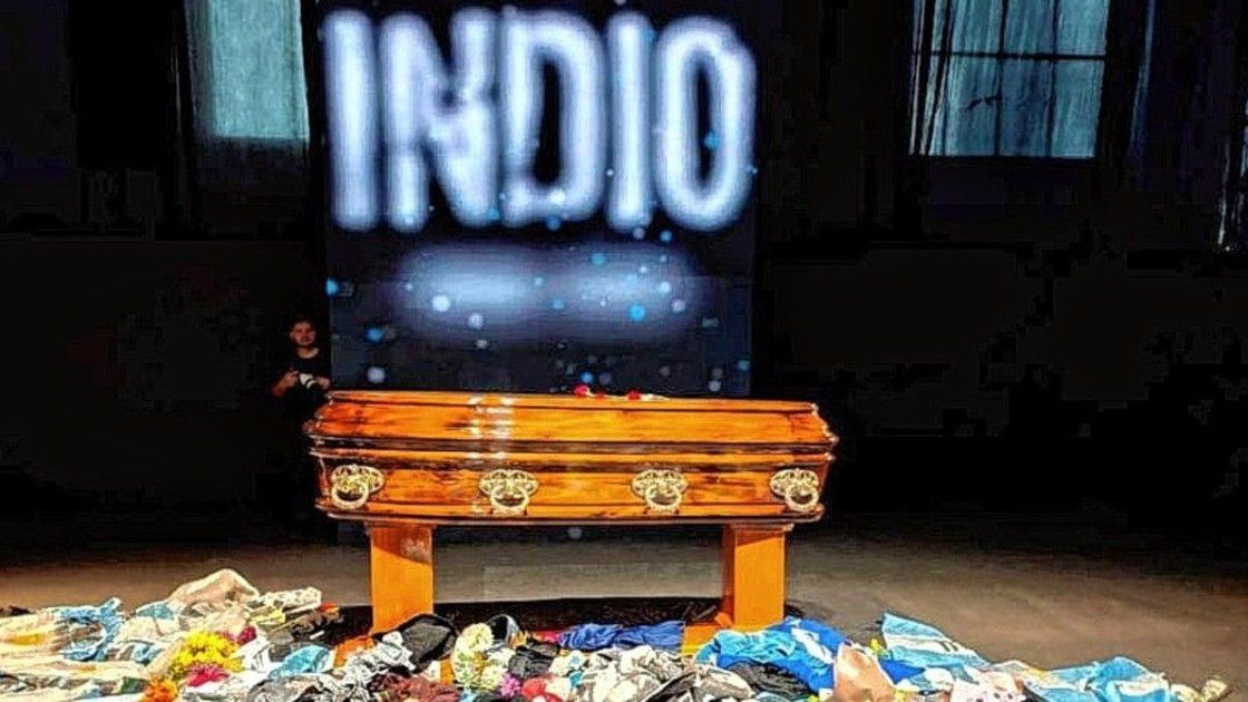 Indio Solari: miles de fanáticos participan de una despedida histórica en Avellaneda Indio Solari: miles de fanáticos participan de una despedida histórica en Avellaneda