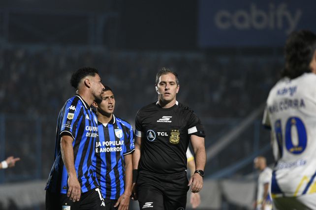 Echenique en Tucumán, ante Atlético. Fue la última vez que dirigió a Central.
