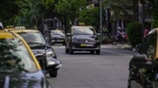 El taxi en que se dejó la amenaza tomó al pasajero en Pellegrini y Francia