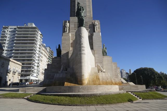 Realizaron tareas de mantenimiento en la flamante fuente del Monumento