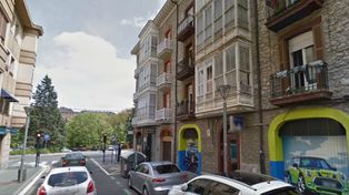 Arrojó a una beba por la ventana de un primer piso en una feroz pelea con su pareja