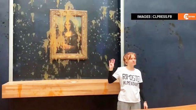Dos activistas en protesta por el sistema agrícola le tiraron sopa a la Gioconda en el Museo del Louvre de Paris
