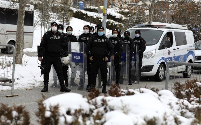Agentes de la policía turca bloquean una carretera que conduce a la embajada china mientras los uigures organizan una protesta cerca, en Ankara, Turquía. Cientos de uigures realizaron protestas, denunciando la visita del ministro de Relaciones Exteriores de China, Wang Yi.