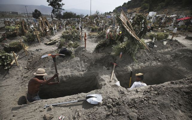 Trabajadores cavan tumbas en el cementerio Valle de Chalco durante la nueva pandemia de coronavirus en las afueras de la Ciudad de México.