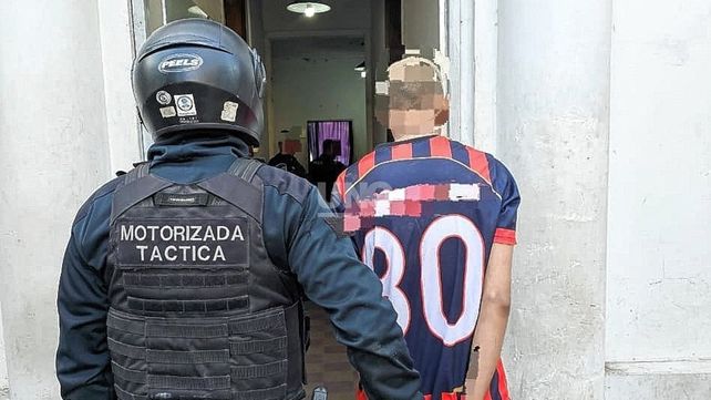 Cayó un violento pistolero tras tiroteo en barrio Santa Rita: llevaba un arma de guerra y una moto robada