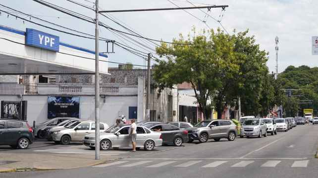 El crimen del playero conmueve a Rosario. Largas hileras en las estaciones para cargar nafta antes de la jornada de duelo