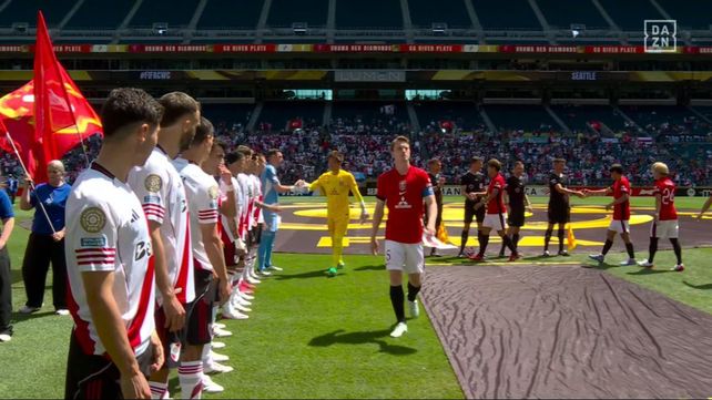 El capitán del Urawa Red Diamond pasa delante de los jugadores de River y ni los mira. Ahora salió a aclararlo.
