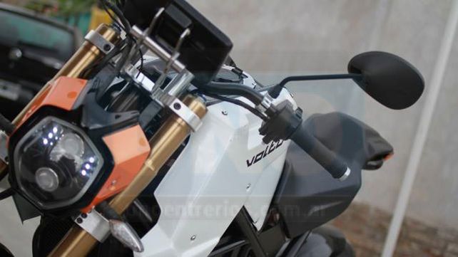 La moto eléctrica de Paraná que hace ruido en el exterior
