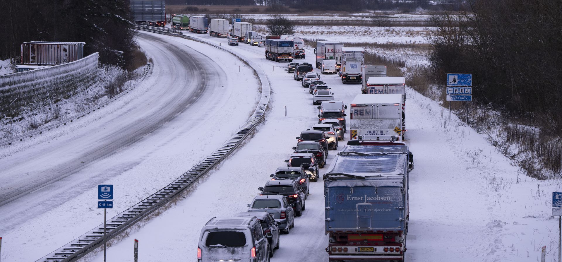 Camiones y automóviles atrapados en la autopista E45 cerca de Randers en Jutlandia, Finlandia, el jueves 4 de enero de 2024. Las temperaturas han caído por debajo de -40 grados centígrados en la región nórdica por segundo día consecutivo, siendo las más frías de enero registrada en la Laponia sueca en 25 años. (Bo Amstrup/Lehtikuva vía AP) Camiones y automóviles atrapados en la autopista E45 cerca de Randers en Jutlandia, Finlandia, el jueves 4 de enero de 2024. Las temperaturas han caído por debajo de -40 grados centígrados en la región nórdica por segundo día consecutivo, siendo las más frías de enero registrada en la Laponia sueca en 25 años. (Bo Amstrup/Lehtikuva vía AP)