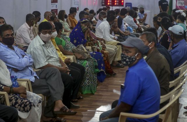 Un concurrido vacunatorio en Mumbai