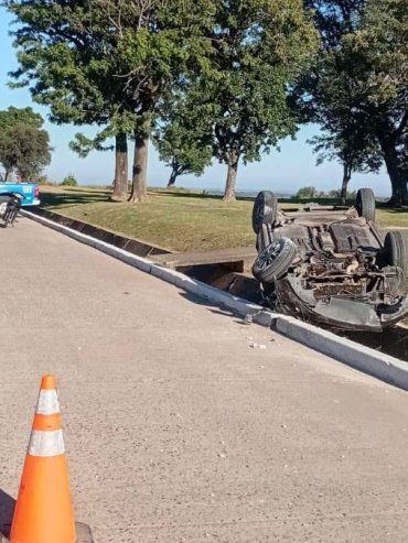 Impactante vuelco en Santa Elena: joven conductor resultó con lesiones menores