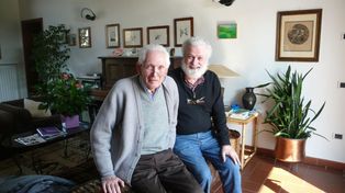 El educador italiano Mario Lodi y su amigo Francesco Tonucci. La foto aparece en la portada del libro reeditado este año por Losada.
