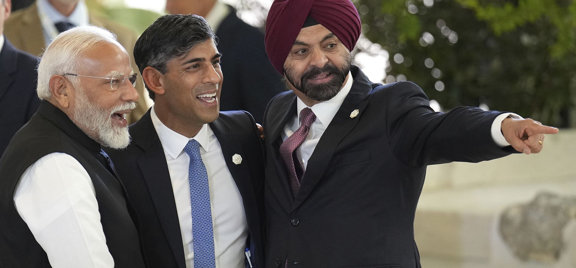 De izquierda a derecha, el primer ministro de la India, Narendra Modi, el primer ministro británico, Rishi Sunak, y el presidente del Banco Mundial, Ajay Banga, comparten un momento alegre en el segundo día de la 50.ª cumbre del G7 en Borgo Egnazia, en el sur de Italia, el viernes 14 de junio de 2024. (Christopher Furlong/Foto de piscina vía AP) De izquierda a derecha, el primer ministro de la India, Narendra Modi, el primer ministro británico, Rishi Sunak, y el presidente del Banco Mundial, Ajay Banga, comparten un momento alegre en el segundo día de la 50.ª cumbre del G7 en Borgo Egnazia, en el sur de Italia, el viernes 14 de junio de 2024. (Christopher Furlong/Foto de piscina vía AP)