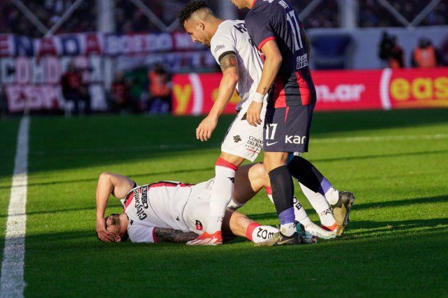 No va más. Armando Méndez quedó tendido y no puede seguir jugando.&nbsp;