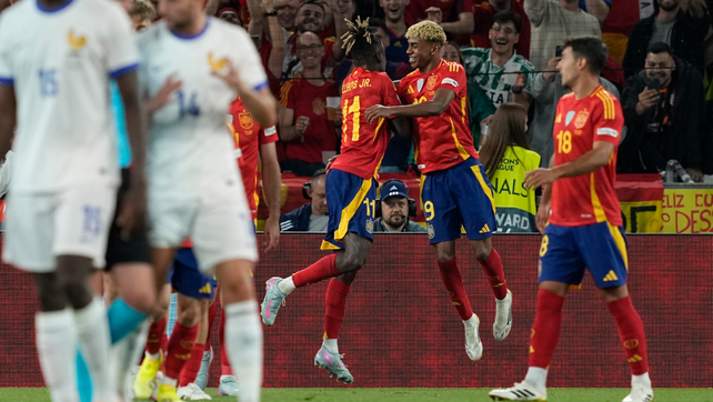 Lamine Yamal celebra uno de sus dos goles en la victoria de España sobre Francia en la Nations League.