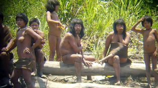 Una tribu ind&iacute;gena que sale de su aislamiento causa revuelo en Per&uacute;