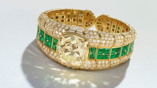 Una impactante pulsera de diamantes y esmeraldas.