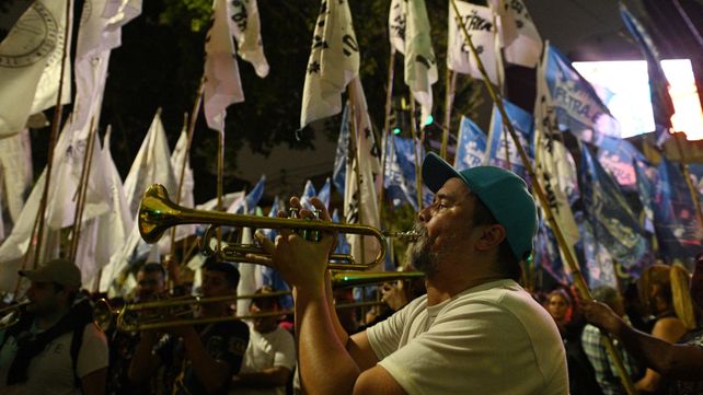 Cautela en los búnkers de los presidenciales, con muchas sonrisas en el peronismo