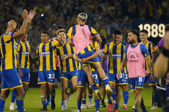 Los jugadores de Central, entre ellos Quintana, celebran la victoria que les valió terminar en lo más alto.