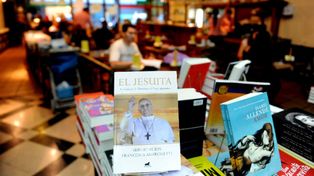 Los libros acerca del Papa Francisco se agotan en las librerías rosarinas