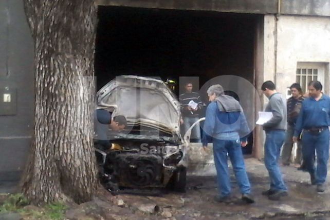 Un auto se incendió dentro de un taller de chapa y pintura