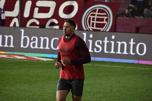 Armando Méndez jugó todo el año a préstamo en Lanús pero regresará a Newells.