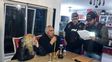 pipa y uniformes. El Pata y su mujer, en el momento en que son detenidos por efectivos de la Prefectura.