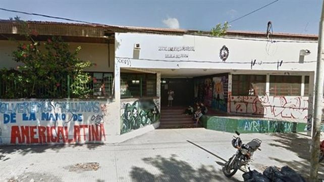 la plata. Acusan a la directora de obligar a los alumnos varones de primer año a arrodillarse para ir al baño.