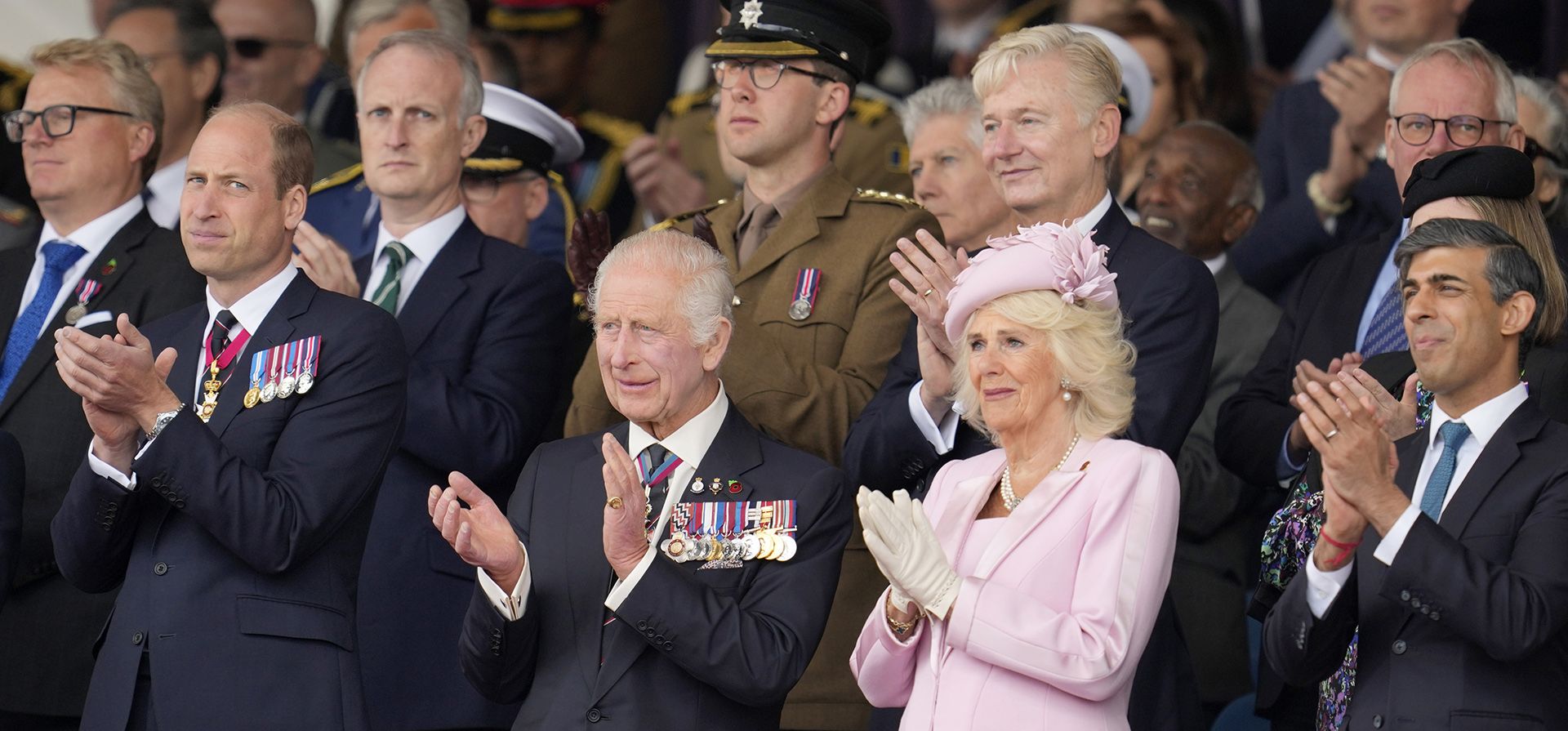 El príncipe Guillermo de Gran Bretaña, el rey Carlos III de Gran Bretaña, la reina Camilla y el primer ministro Rishi Sunak con su esposa Akshata Murty aplauden mientras asisten a un evento de conmemoración nacional del Día D en Portsmouth, Inglaterra, el miércoles 5 de junio de 2024. (Foto AP /Kin Cheung, Piscina) El príncipe Guillermo de Gran Bretaña, el rey Carlos III de Gran Bretaña, la reina Camilla y el primer ministro Rishi Sunak con su esposa Akshata Murty aplauden mientras asisten a un evento de conmemoración nacional del Día D en Portsmouth, Inglaterra, el miércoles 5 de junio de 2024. (Foto AP /Kin Cheung, Piscina)