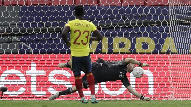 El arquero argentino Emiliano Martínez detiene el penal del colombiano Davinson Sánchez. Copa América, estadio Nacional de Brasilia, Brasil. 7 de julio de 2021 AP Photo / Eraldo Peres