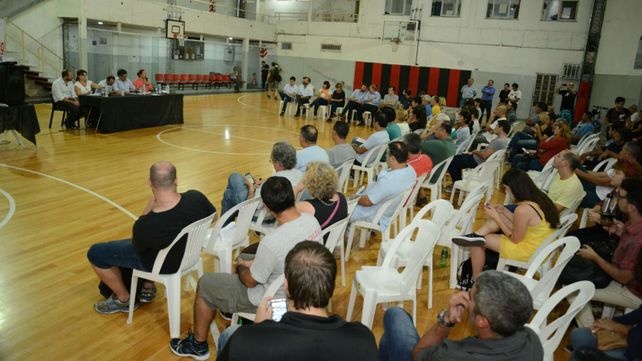 Cancha del Club Calzada. El 4 de abril no rodó la pelota de básquet sino el repudio a las SAD.