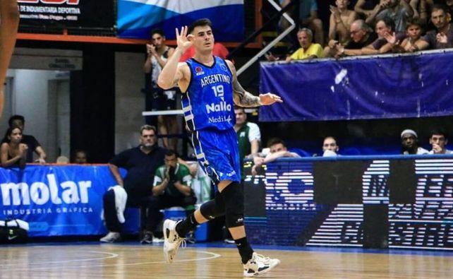Señal que fue triple y todo red. Joaquín es especialista en el tiro de tres puntos.
