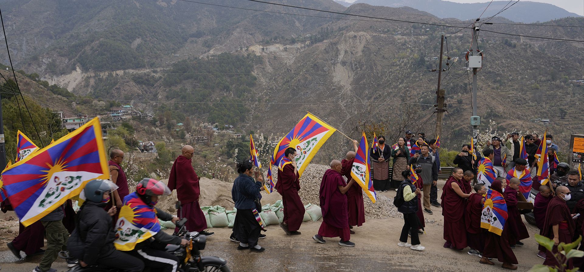 Tibetanos exiliados conmemoran el 66 aniversario de un levantamiento en la capital tibetana, Lhasa, mientras participan en una marcha en Dharamshala, India, el lunes 10 de marzo de 2025. (Foto AP/Ashwini Bhatia) Tibetanos exiliados conmemoran el 66 aniversario de un levantamiento en la capital tibetana, Lhasa, mientras participan en una marcha en Dharamshala, India, el lunes 10 de marzo de 2025. (Foto AP/Ashwini Bhatia)