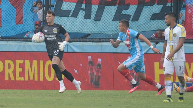 Servio tuvo responsabilidad en el gol de Arsenal y Báez demostró que le falta.