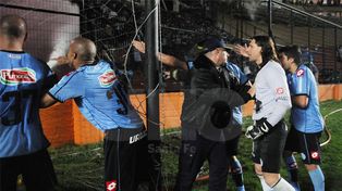 Buscan sacar a los violentos de los estadios santafesinos