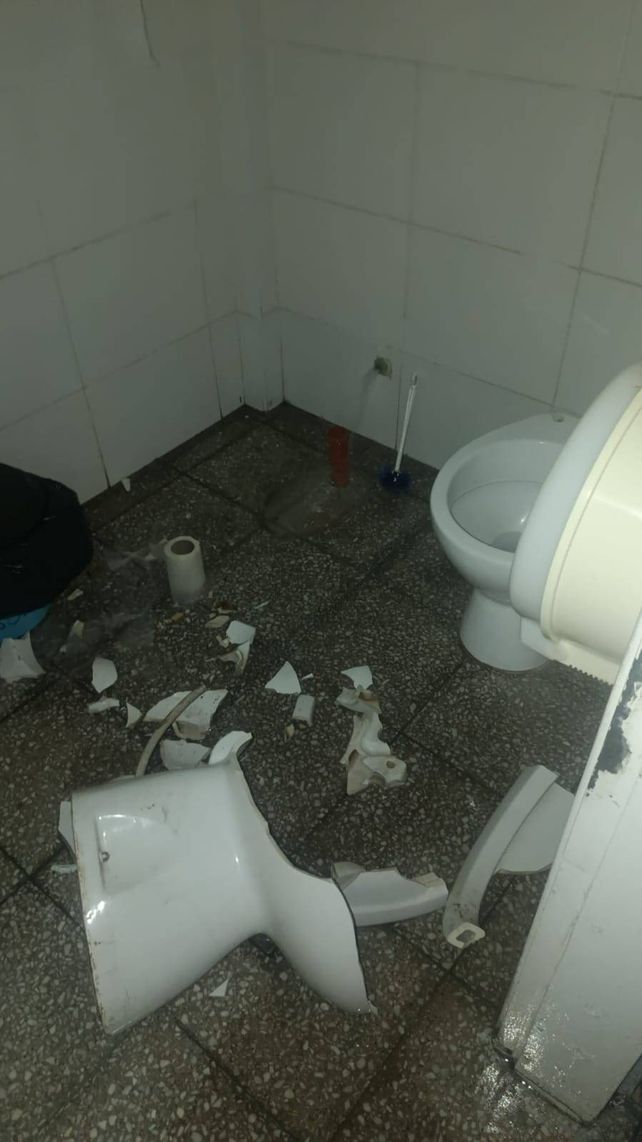 Escuela Número 66 General Las Heras. Así quedó uno de los baños del establecimiento