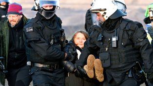 La joven referente ecologista Greta Thunberg fue detenida en Alemania en una manifestación