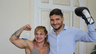 Me hubiese encantado ser boxeador, pero arranqué tarde. En Hughes no había ese deporte, dijo Pullaro, en la foto junto a Alejandra&nbsp; Locomotora Oliveras.
